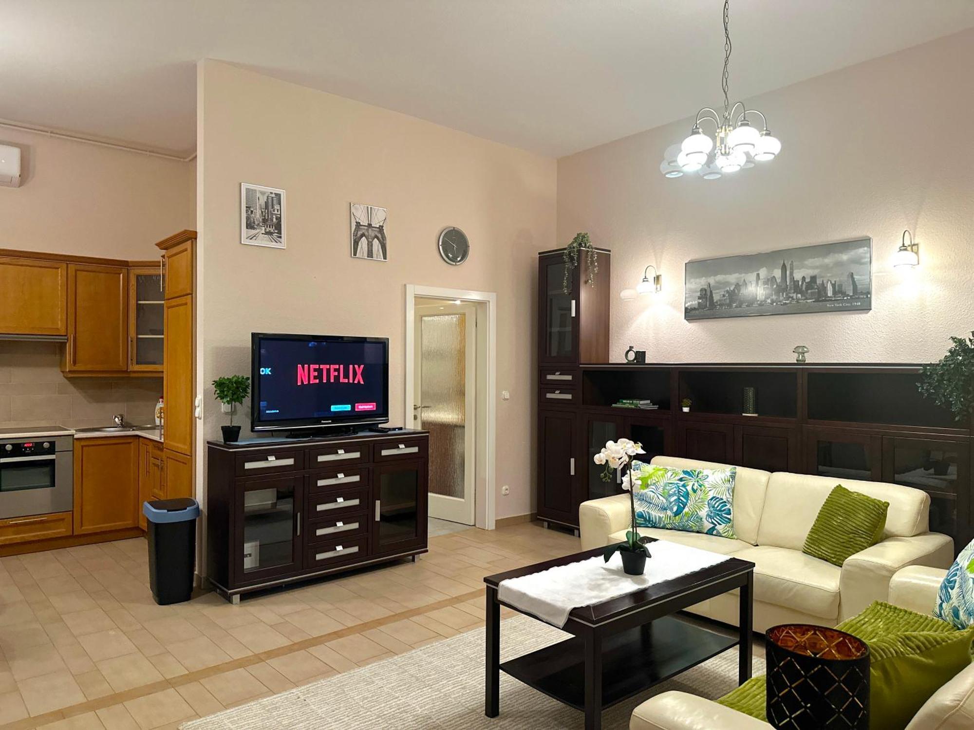 Heart Of The City Cozy Corner With Ac & Parking Included — Photos 2