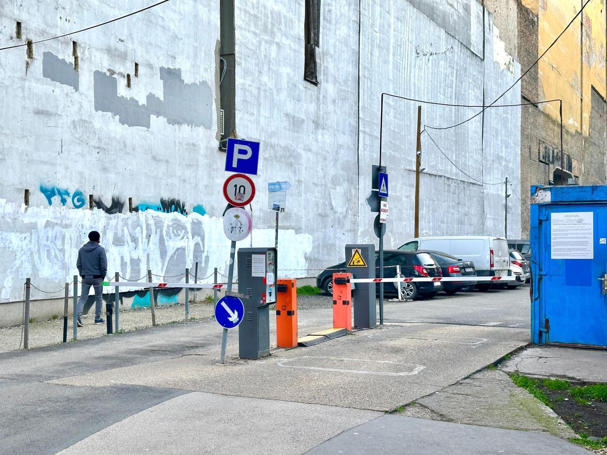 Heart Of The City Cozy Corner With Ac & Parking Included — Photos 1