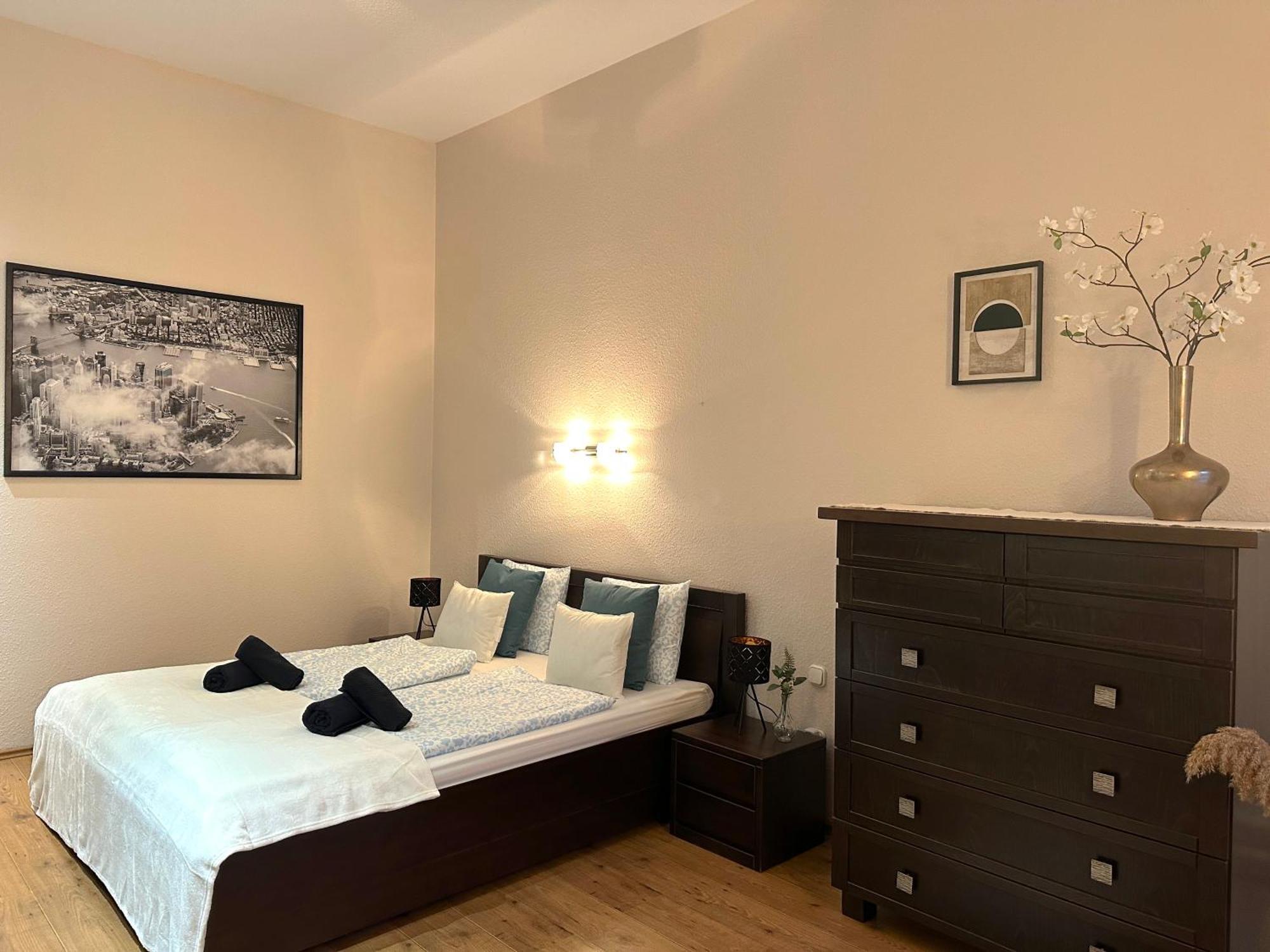Heart Of The City Cozy Corner With Ac & Parking Included — Photos 3